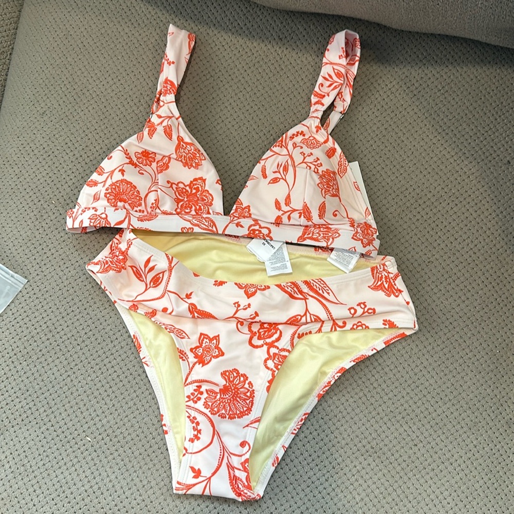 Cupshe bathing suit, NWT NEW tops is S & bottoms are a size XS. Bundle & Save!